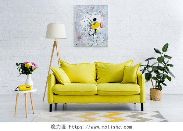 现代白色客厅的内部装饰和明亮的黄色沙发舒适的客厅内部, 明亮的黄色元素, 装饰和复古电话